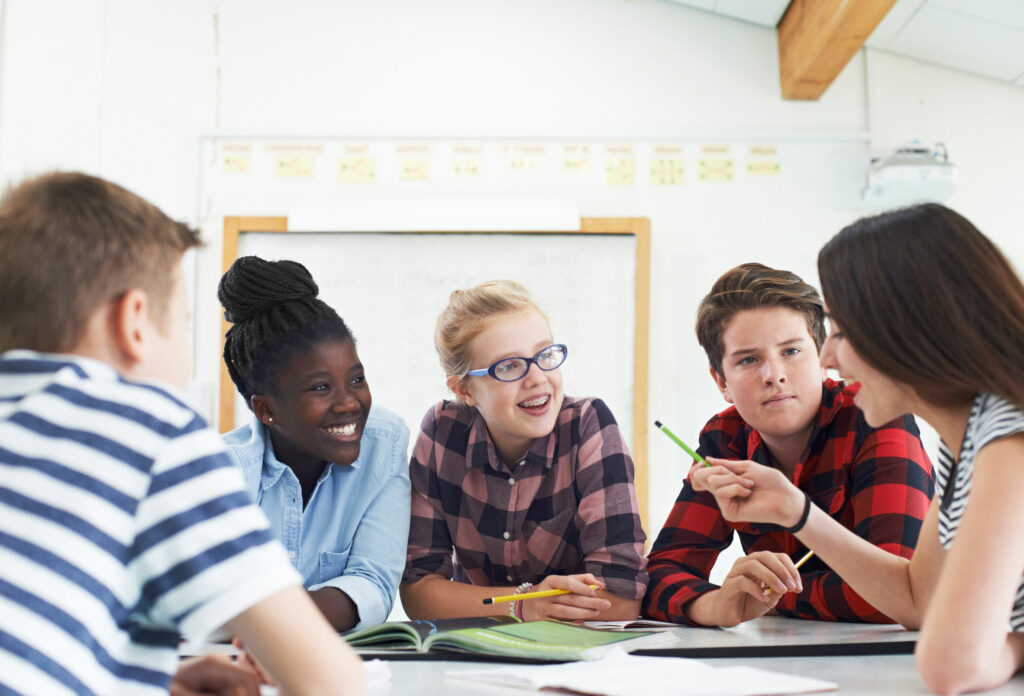 Estudantes do Ensino Fundamental conversam