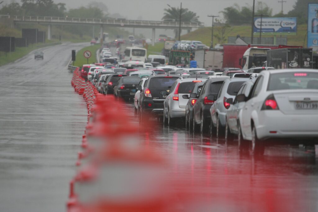 Foto de carros parados em congestionamento com chuva